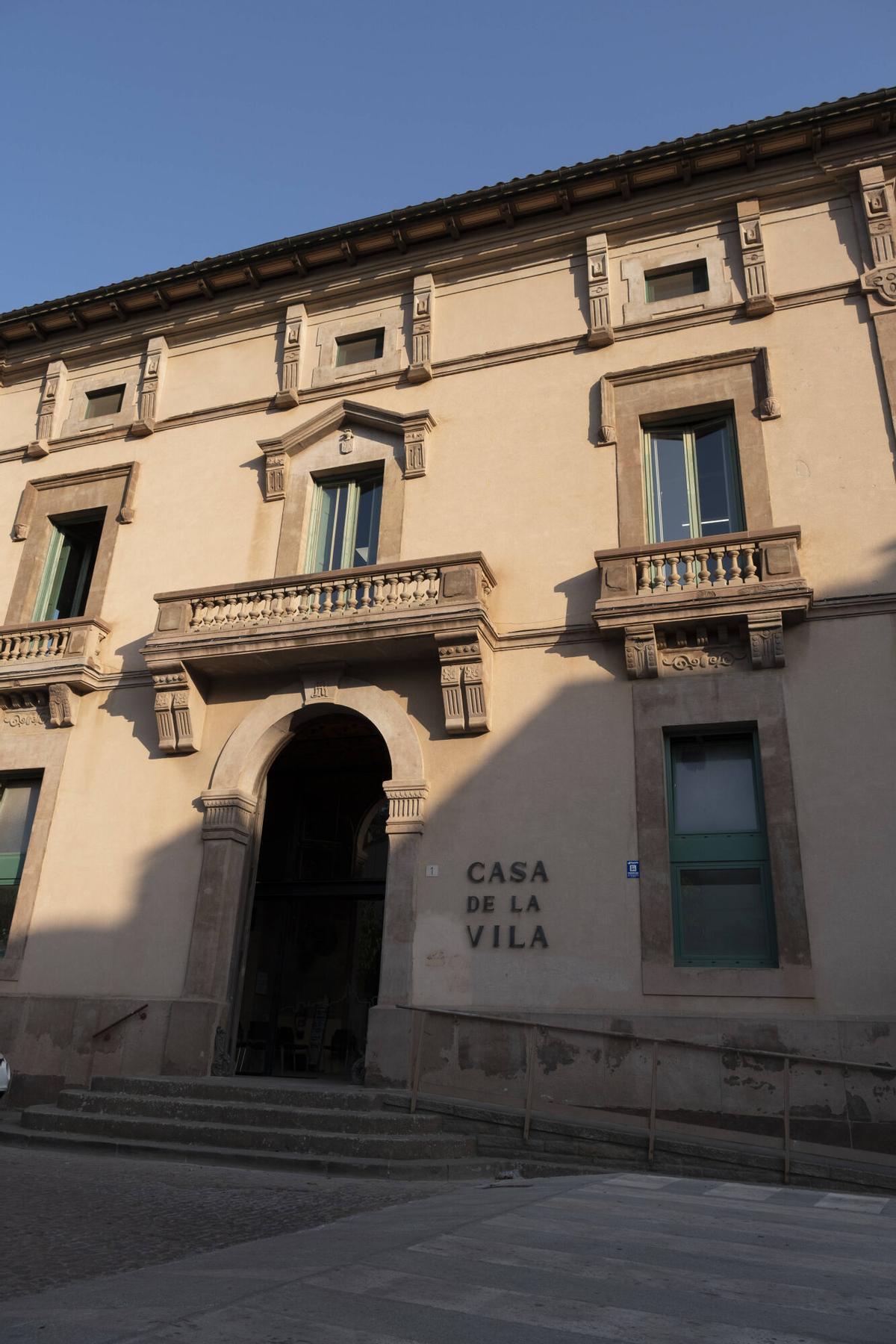 Imatges de la protesta en contra del projecte d'ampliació del polígon del Prat, el dia que s'ha suspès el ple municipal per un ciberatac