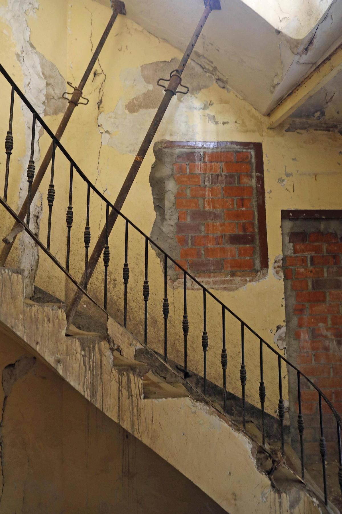 Les fotos de l'enderroc de l'edifici desocupat al carrer Tomàs Mieres de Girona