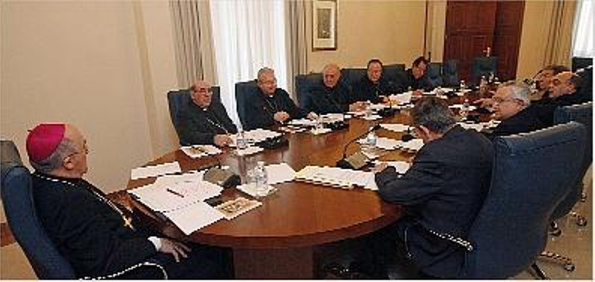 Osoro, con el resto de obispos de la provincia eclesiástica, ayer en el palacio arzobispal de Valencia.