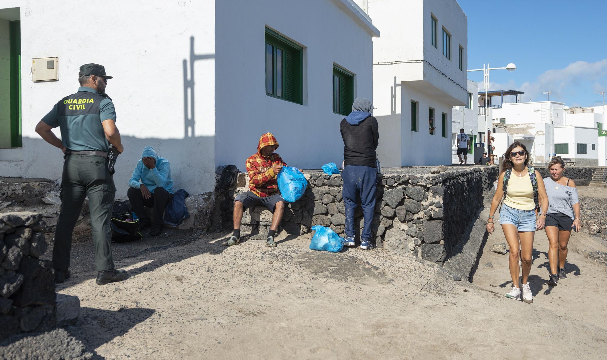 Cuatro magrebíes llegan en una neumática a Caleta de Famara (Lanzarote)