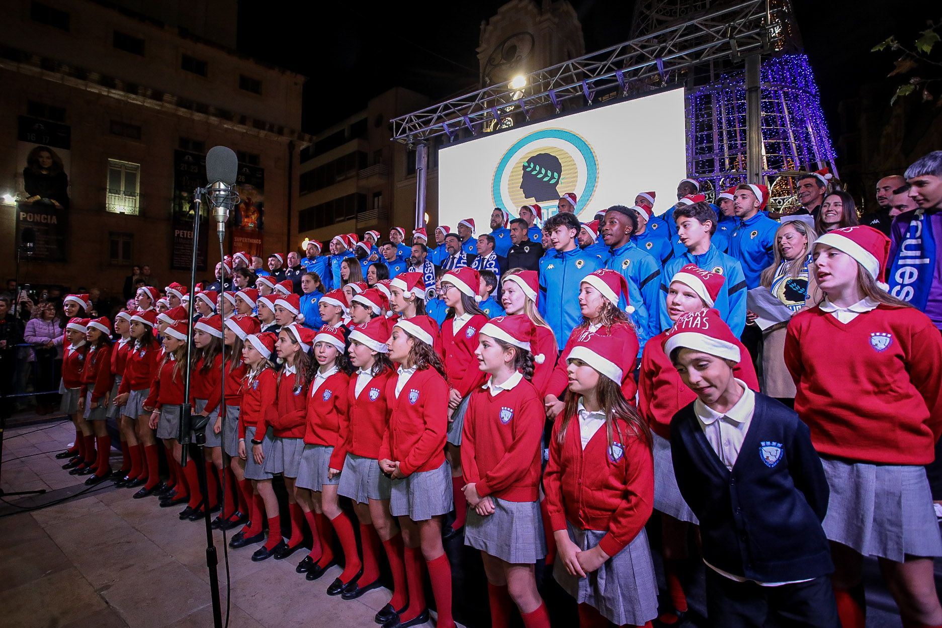 La plantilla del Hércules canta el villancico de la entidad acompañado del coro infantil del Colegio Inmaculada Jesuitas