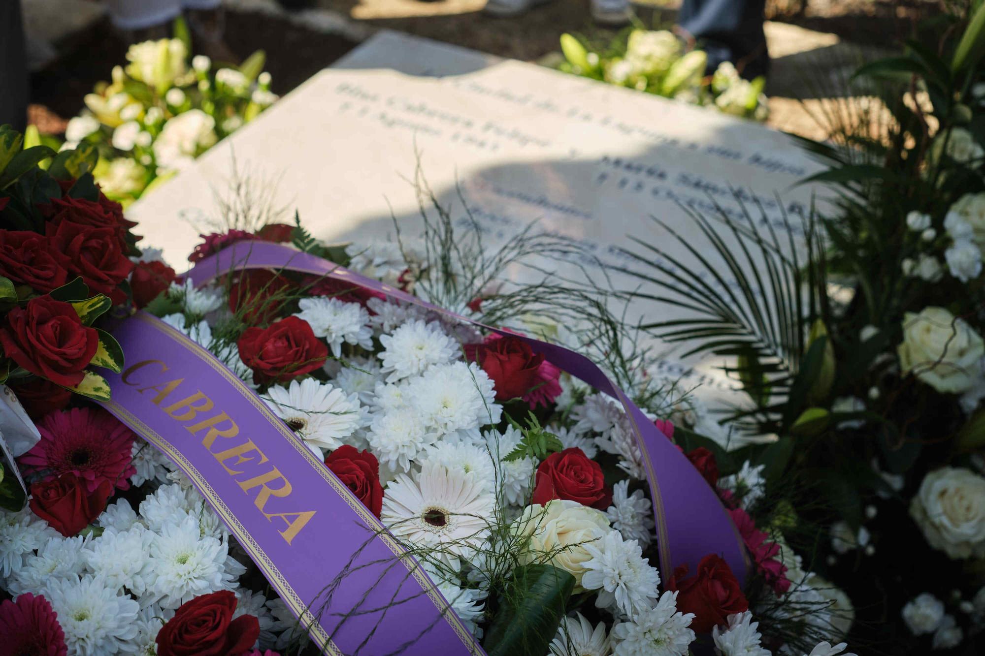 Entierro de los restos recuperados del físico Blas Cabrera Felipe en el cementerio de San Luis, La Laguna