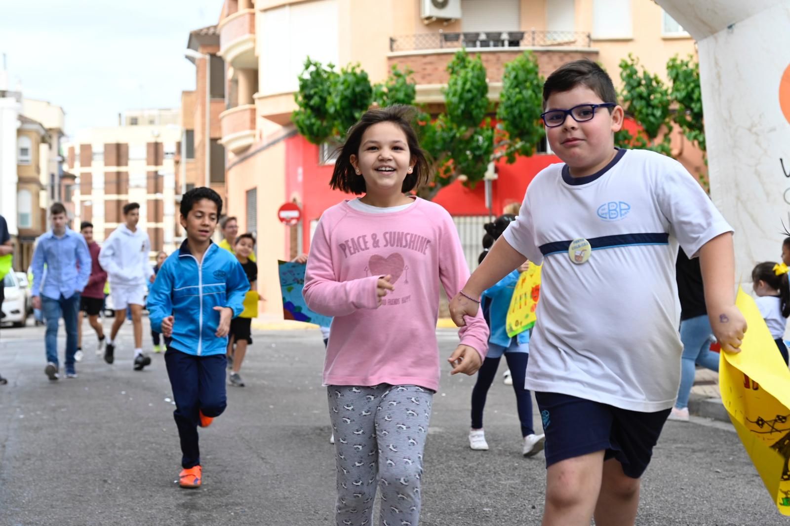 Escolares de Vila-real protagonizan una carrera solidaria en homenaje a mossén Guillermo