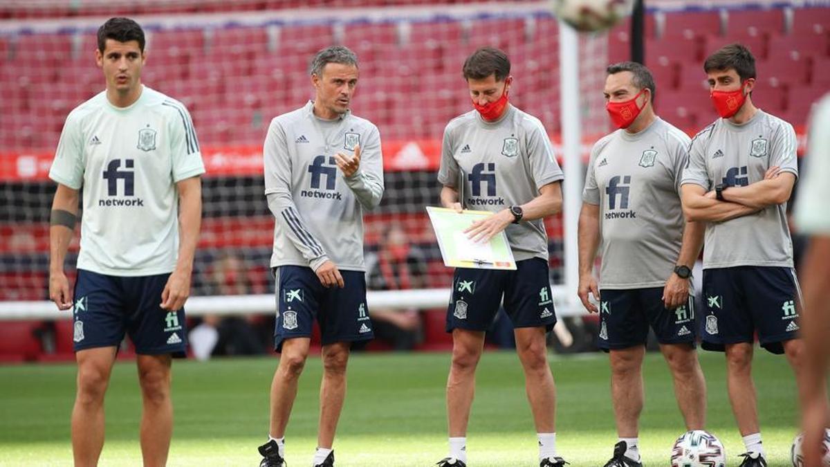 Jesús Casas, con una pizarra táctica, junto a Luis Enrique en un entrenamiento de la selección española.