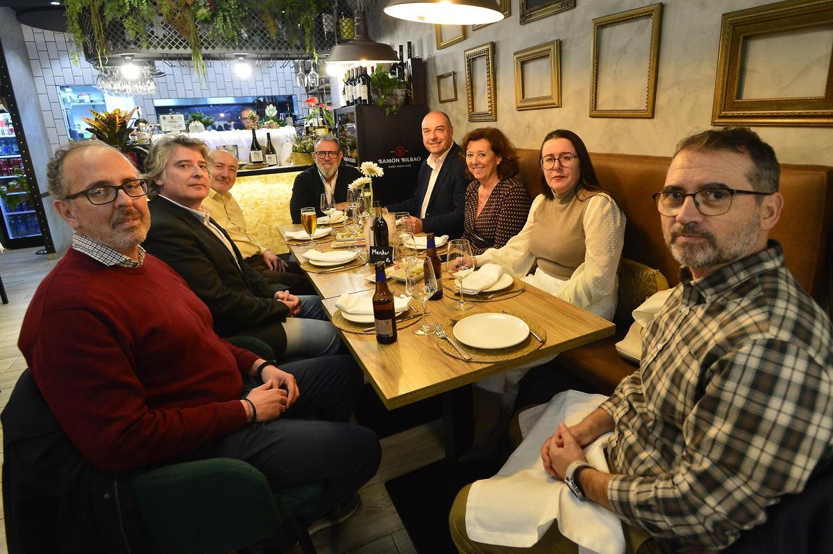 José Luís Martínez, responsable de Comunicación Digital de Veolia; Martín Sanz,  director de  Comunicación de Veolia; José Antonio La Torre, concejal de Turismo de Almoradí; Paco Bernabé, periodista gastronómico; Andrés Martínez, gerente territorial de Veolia Alicante sur; María Gómez, alcaldesa de Almoradí; Noelia Gea, comercial de INFORMACIÓN y Francisco Meseguer, responsable de Operaciones de Almoradí Veolia.