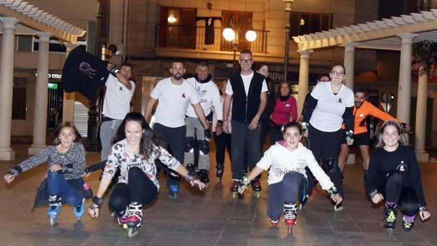 Un grupo de patinadores del equipo Alziskate posa en la Plaça de la Generalitat.