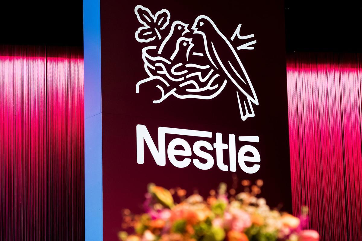 Un cartel de Nestlé.