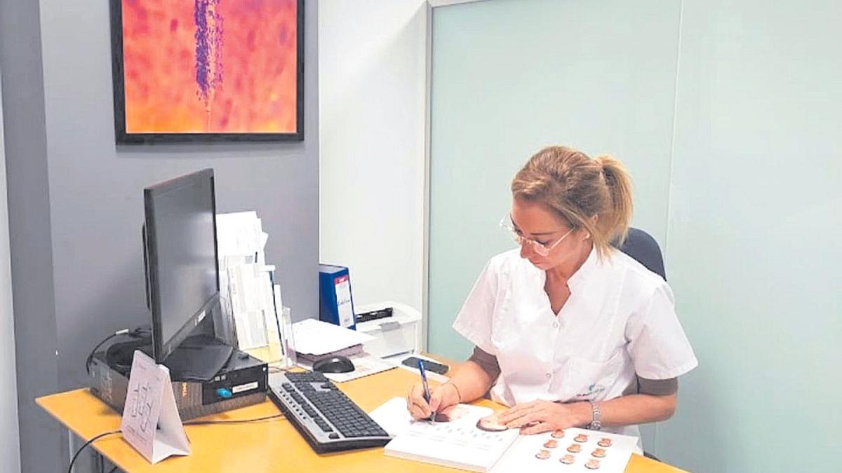 La doctora Selva en su despacho del Instituto Altium de Cirugía Plástica y Medicina Estética de Zaragoza.