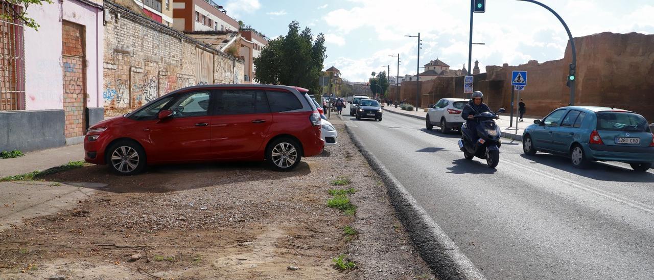 Parte de la ronda del Marrubial que la Junta va a remodelar, demoliendo las viviendas expropiadas, ampliando el acerado y construyendo dos nuevos carriles.