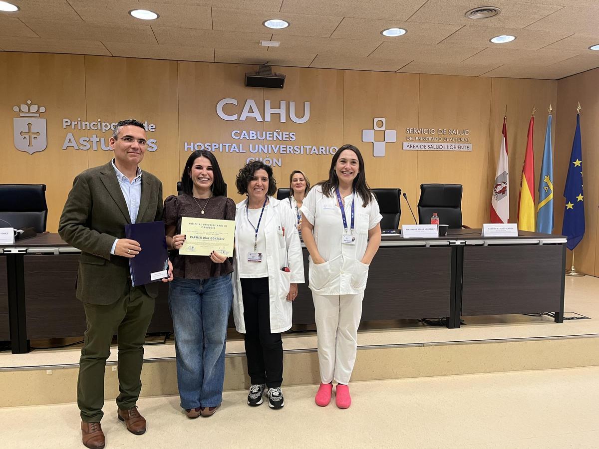 Por la izquierda, Alejandro Bolao, Carmen Díaz, María José Gómez y Paula Recena, este martes, en el Hospital de Cabueñes.