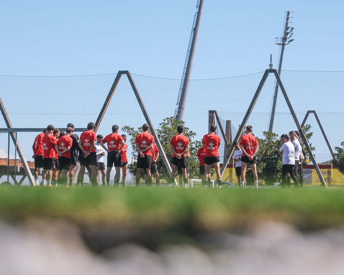 Los jugadores del Sporting, durante el entrenamiento de este lunes en Las Palmas.
