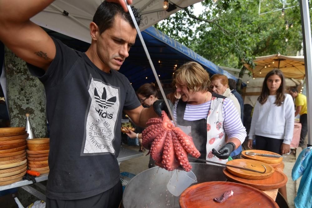 La tradicional romería celebra su día grande con la procesión de la Virgen