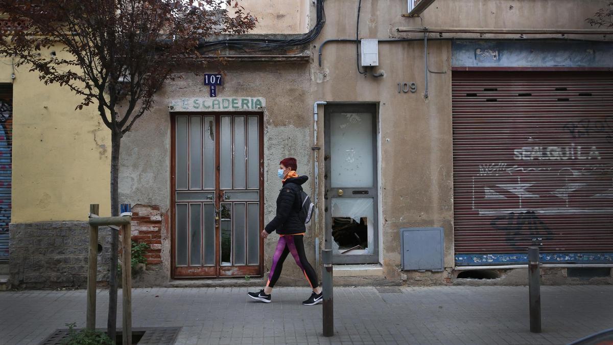 Un comercio cerrado y viviendas en la Teixonera, en Barcelona, en una imagen de archivo.