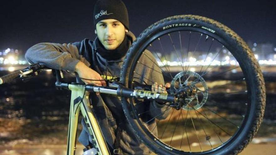 El joven José Calvín posa con la bicicleta que lo acompañará durante la ruta. / fran martínez