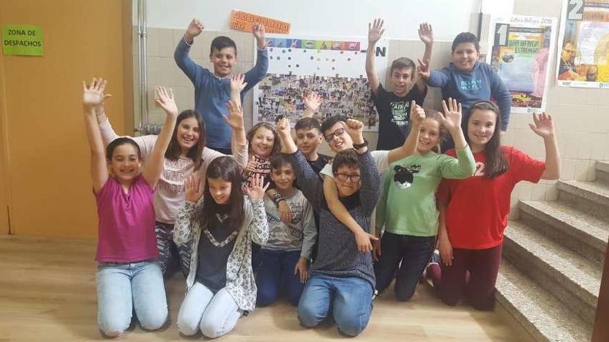 El alumnado de 5º de Primaria que compone la &quot;patrulla de patio&quot; del colegio de Beluso. //