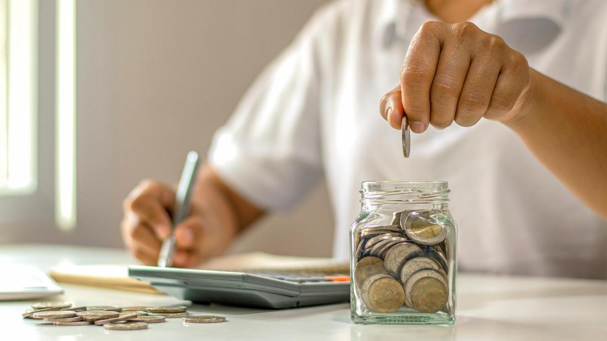 Una persona contando sus ahorros.