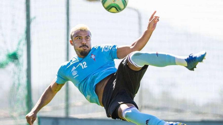 Rafinha se dispone a rematar, ayer en A Madroa. // R. C. Celta