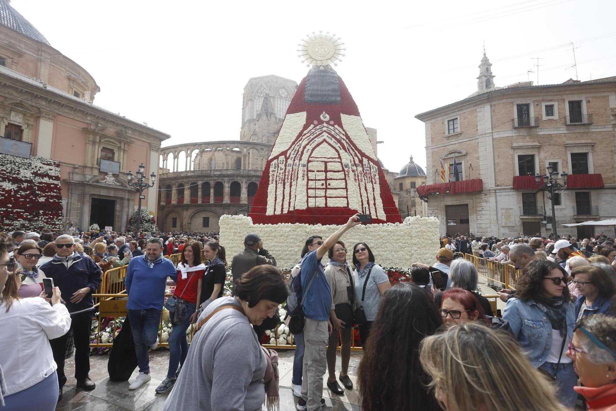 Cientos de personas acuden a ver el manto de la Virgen