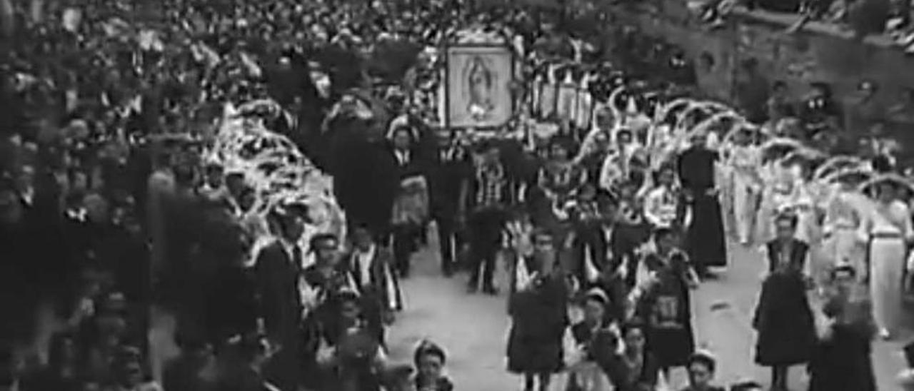 La procesión por la calle Egidio Gavito con aldeanas, y los niños de la danza de arcos de la Guía y peregrina de San Roque, custodiando el cuadro de la Virgen de Guadalupe, en 1950.