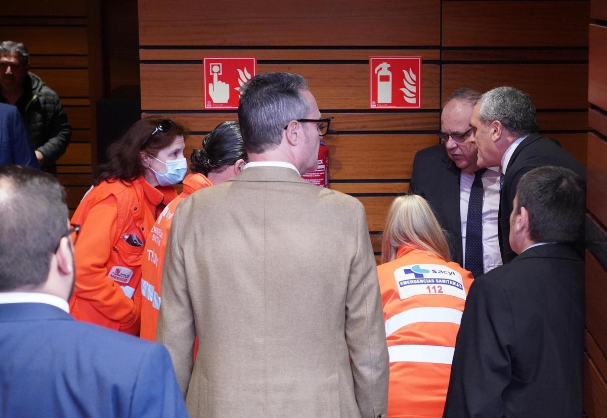 Servicios sanitarios en las Cortes regionales.