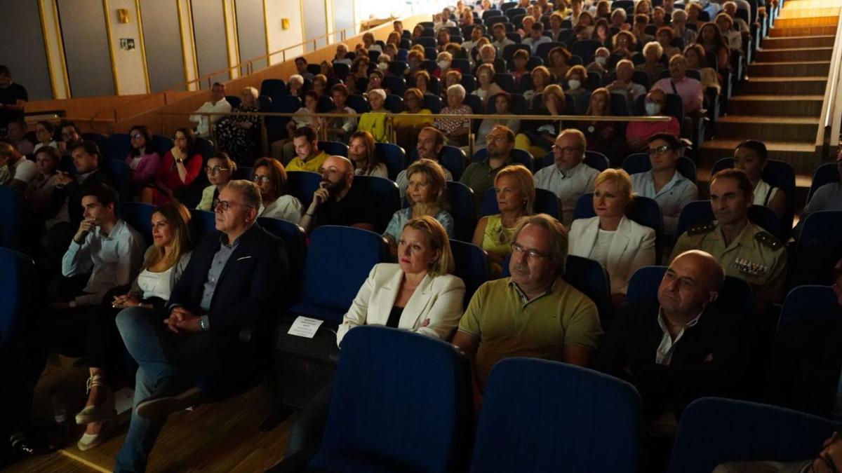 Isabel Blanco, junto a Guarido, durante la entrega de premios del Consejo Local de la Juventud. |