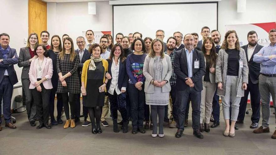 Foto de familia durante la apertura del acto, que fue presidido por Teresa Pedrosa. // Cristina Graña