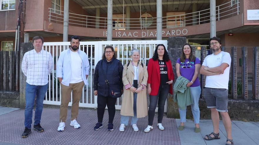 Benito Portela, Roi Louzán, Isabel Pérez, Adriana Muñiz, Mayte Pérez Galmán, Iria Moldes Cruz e Manuel Pérez Lorenzo, alumnos de Luísa Villalta no instituto Isaac Díaz Pardo de Sada en diferentes promocións.   | // IAGO LÓPEZ