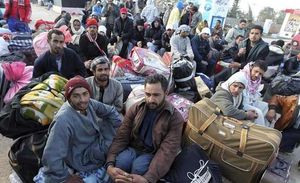 Un grup de refugiats esperen amb les seves pertinences en en el pas fronterer de Ras al-Khedir, a Tunísia. Milers de tunisians i ciutadans d’altres nacionalitats abandonen Líbia per aquest punt fronterer.