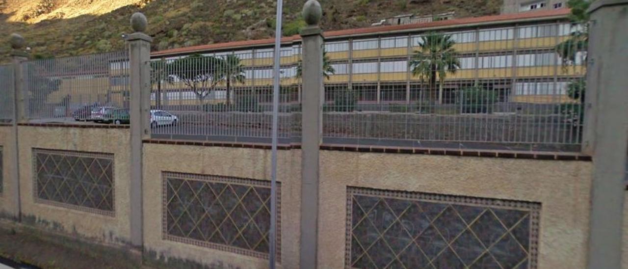 IES Anaga, en Santa Cruz de Tenerife, en el centro de la polémica por las prohibiciones sobre la vestimenta de las alumnas.