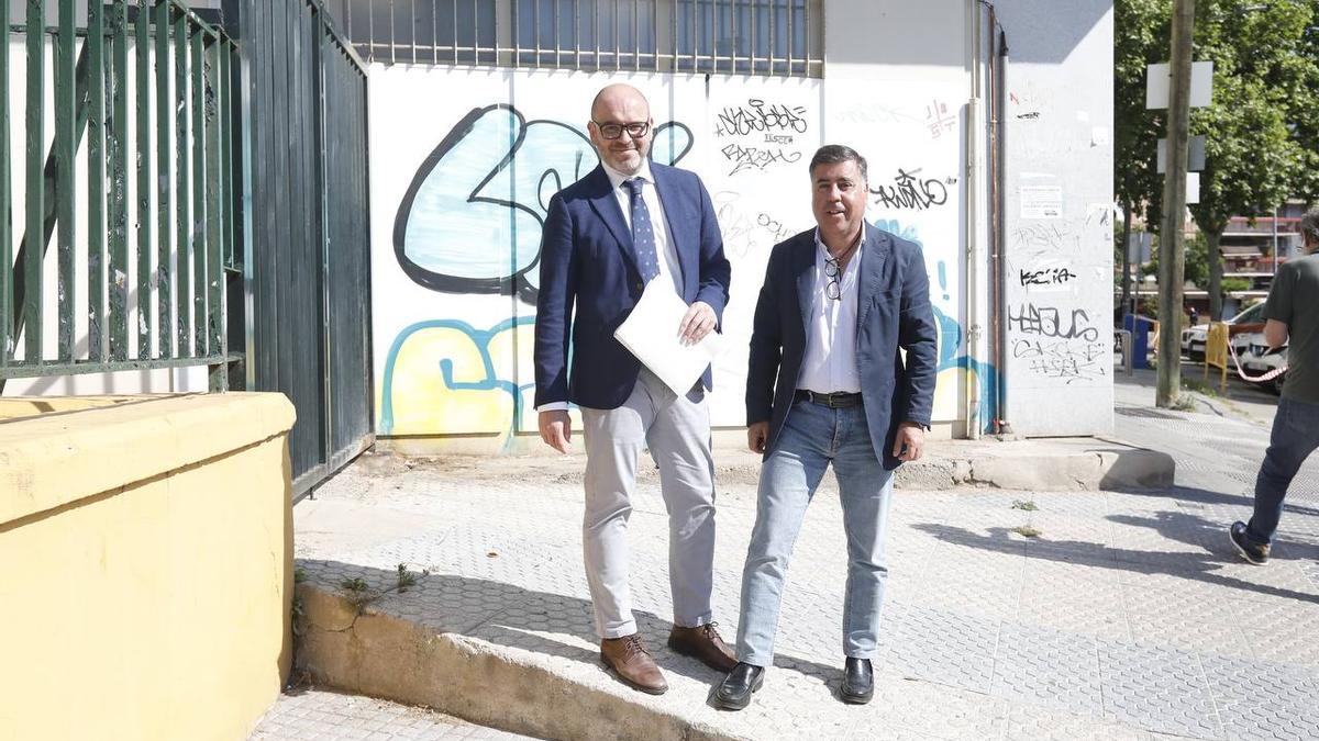 Los delegados de Accesibilidad e Infraestructuras, Bernardo Jordano y Miguel Ruiz Madruga, en la calle Tomás de Aquino.