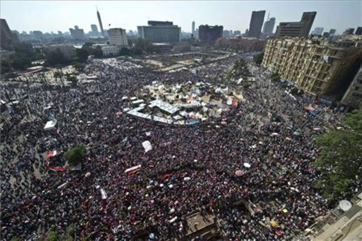 Milers d’egipcis protesten contra el Govern de Musri, aquest diumenge a la plaça de Tahrir, al Caire.