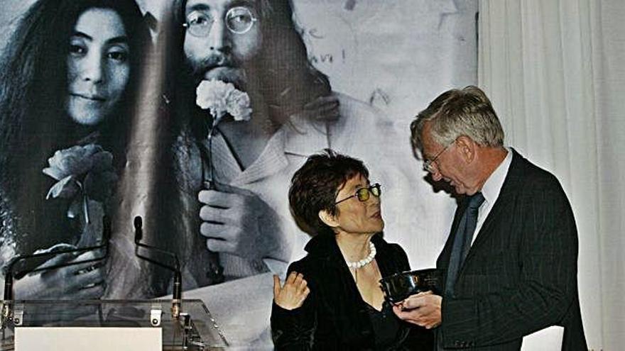 Yoko Ono conversa con el periodista Seymour Hers en la presentación del premio Lennon Ono Grant para la Paz. / Kathy Willens / AP