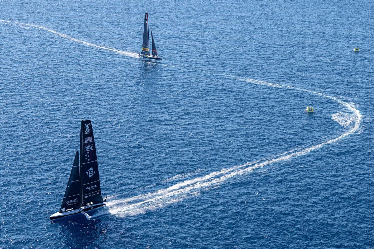Los barcos de American Magic y Luna Rossa Prada Pirelli regatean en las semifinales de la Louis Vuitton Cup, este sábado.