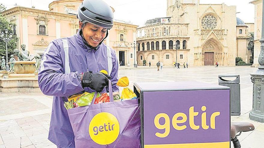 Un repatidor de Getir en la plaza de la Virgen de València