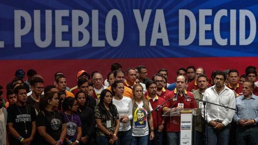 La oposición venezolana celebra la victoria en el plebiscito.