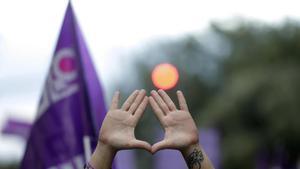 Mujeres salen a la calle para manifestarse durante el 8M.