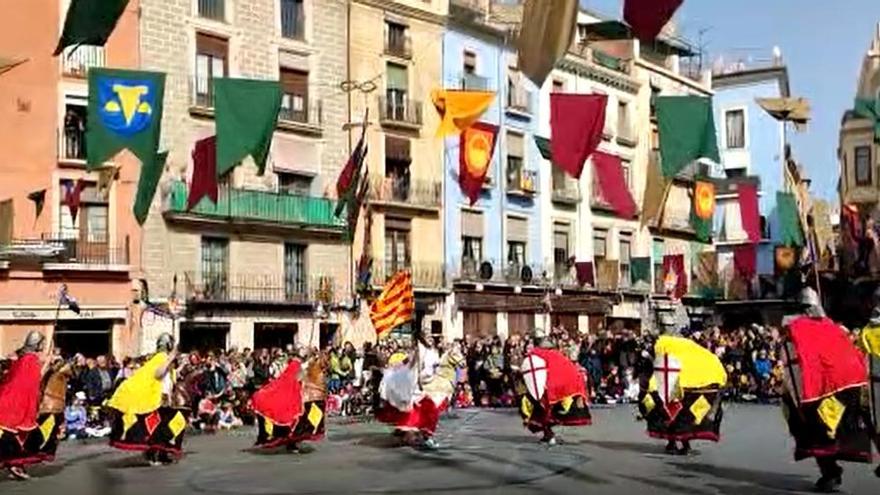 La imatgeria i els Tirallongues es llueixen enmig d&#039;una plaça Major plena per la Festa de la Llum