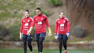 Misa Rodriguez, en el centro, junto a Adriana Nanclares y Enith Salón durante el entrenamiento de la selección en la Ciudad del Fútbol de Las Rozas.