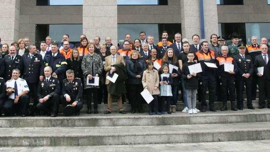 Los galardonados posaron con las autoridades a las puertas de la Academia Galega de Seguridade Pública, al final del acto de entrega de premios. // Bernabé/Luismy