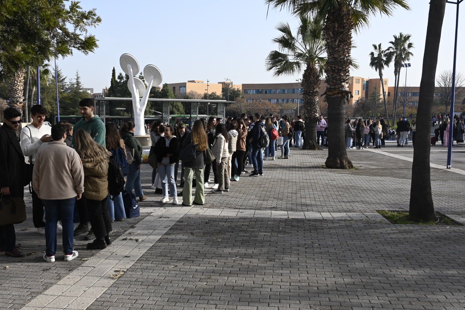 Búscate en la galería del reparto de pulseras para las Paellas de la UJI