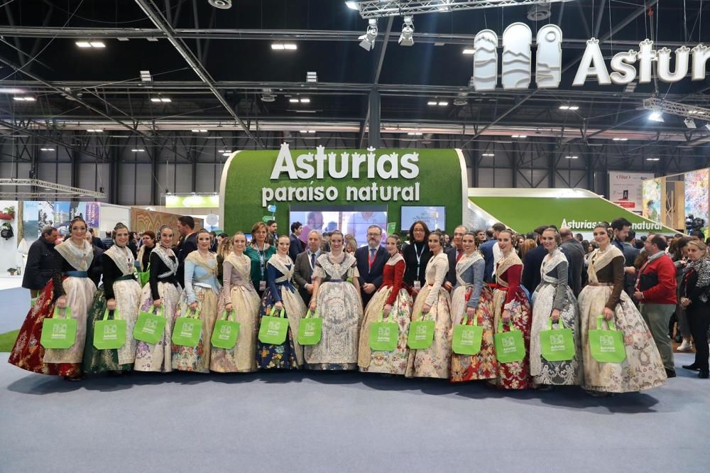 Consuelo y la corte visitan la Fábrica de Tapices y Fitur