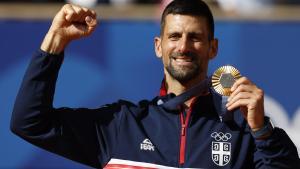 Djokovic luce su medalla de oro lograda en París.
