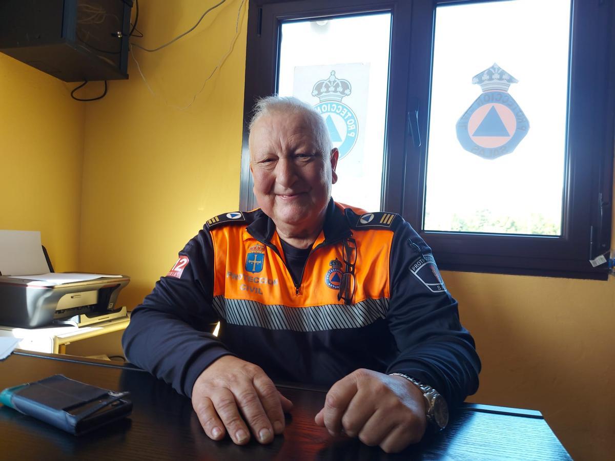 El salense en el despacho que Protección Civil tiene en Salas.