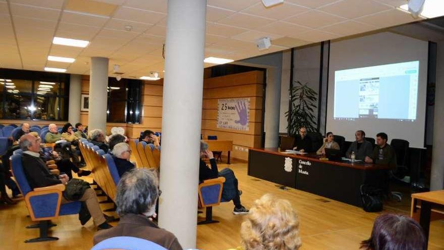 Presentación de la exposición, ayer, a asociaciones y vecinos moañeses. // G. Núñez