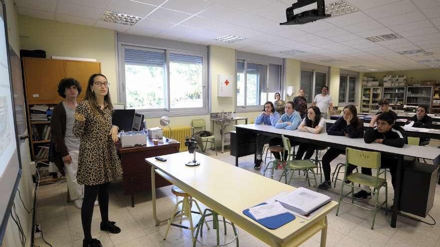 Estudiantes del Aller Ulloa comenzaron ayer el proyecto junto a alumnos de la USC. // Bernabé/Javier Lalín