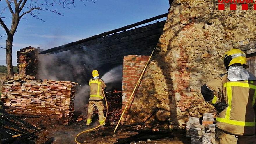 Cruïlles Crema el cobert d&#039;una masia deshabitada