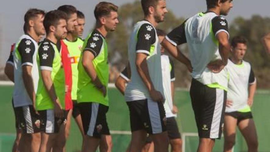 La plantilla escucha atentamente las explicaciones de Toril en el entrenamiento de ayer.