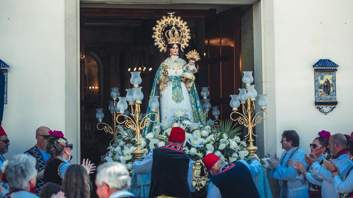 Las Fiestas de Moros y Cristianos de Salinas se celebran en honor a  su patrona, la Virgen del Rosario.