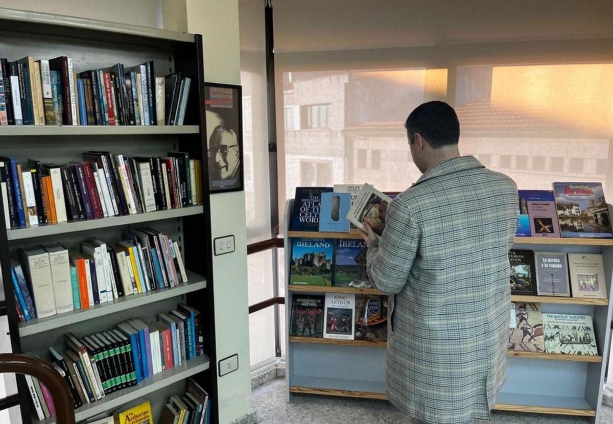 Responsables da fundación coa filla do académico e o avogado cambadés. |  FdV