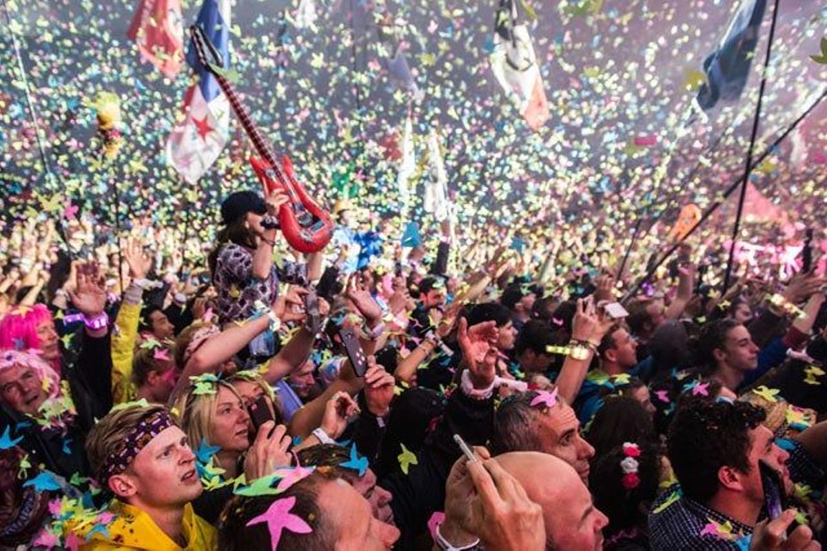 El público de Coldplay, en el Festival de Glastonbury.